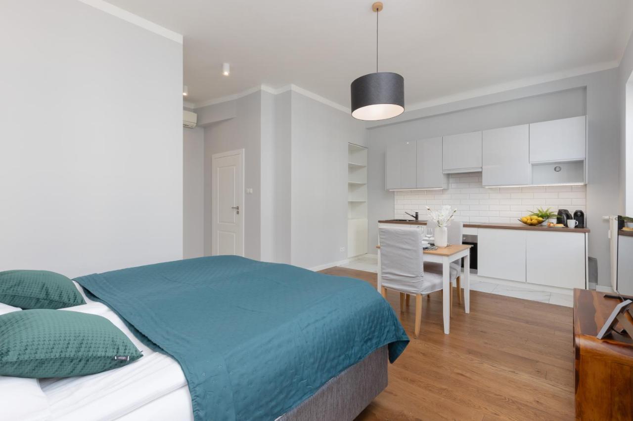 City Center Aparthotel Chmielna By Noclegi Renters Warsawa Bagian luar foto