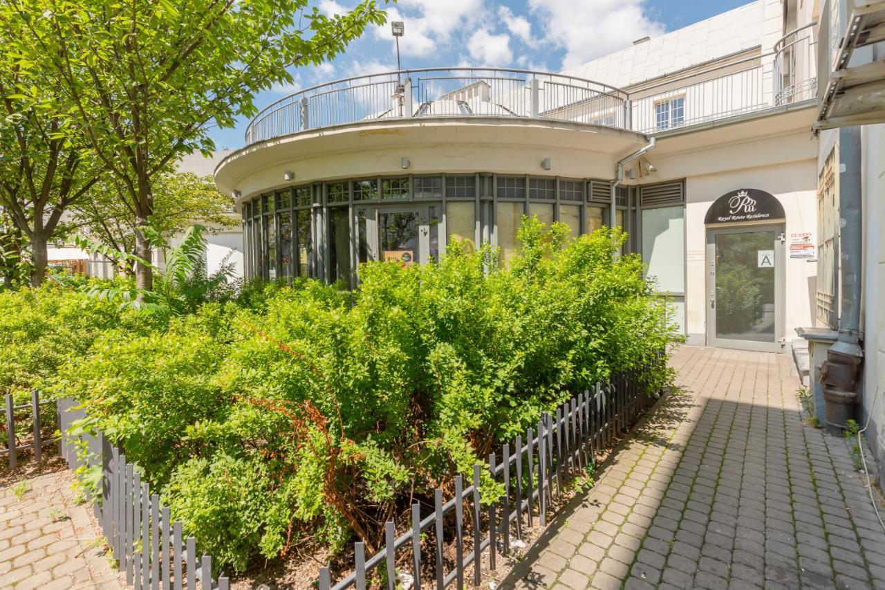 City Center Aparthotel Chmielna By Noclegi Renters Warsawa Bagian luar foto