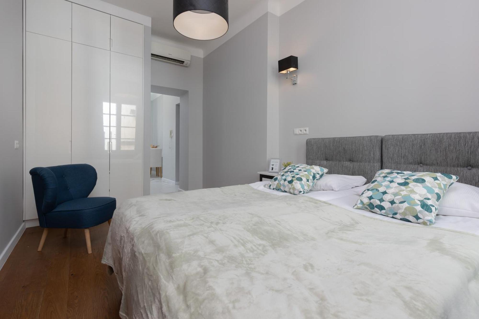 City Center Aparthotel Chmielna By Noclegi Renters Warsawa Bagian luar foto