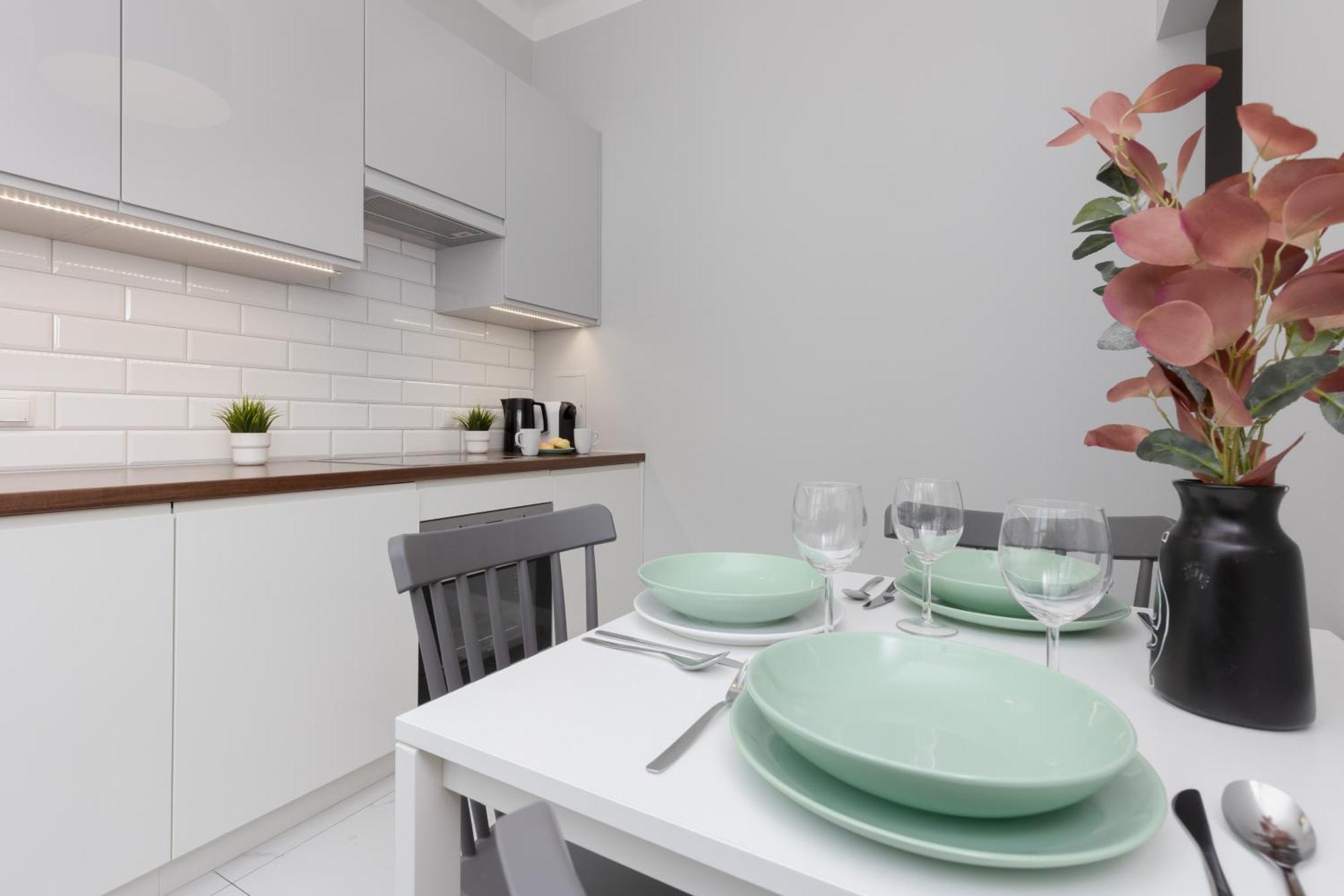 City Center Aparthotel Chmielna By Noclegi Renters Warsawa Bagian luar foto